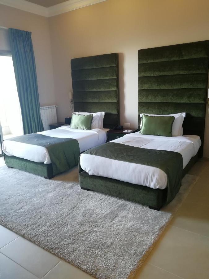Cherry Blossom Boutique Hotel Bḩamdūn Buitenkant foto