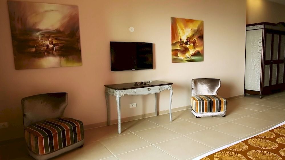 Cherry Blossom Boutique Hotel Bḩamdūn Buitenkant foto