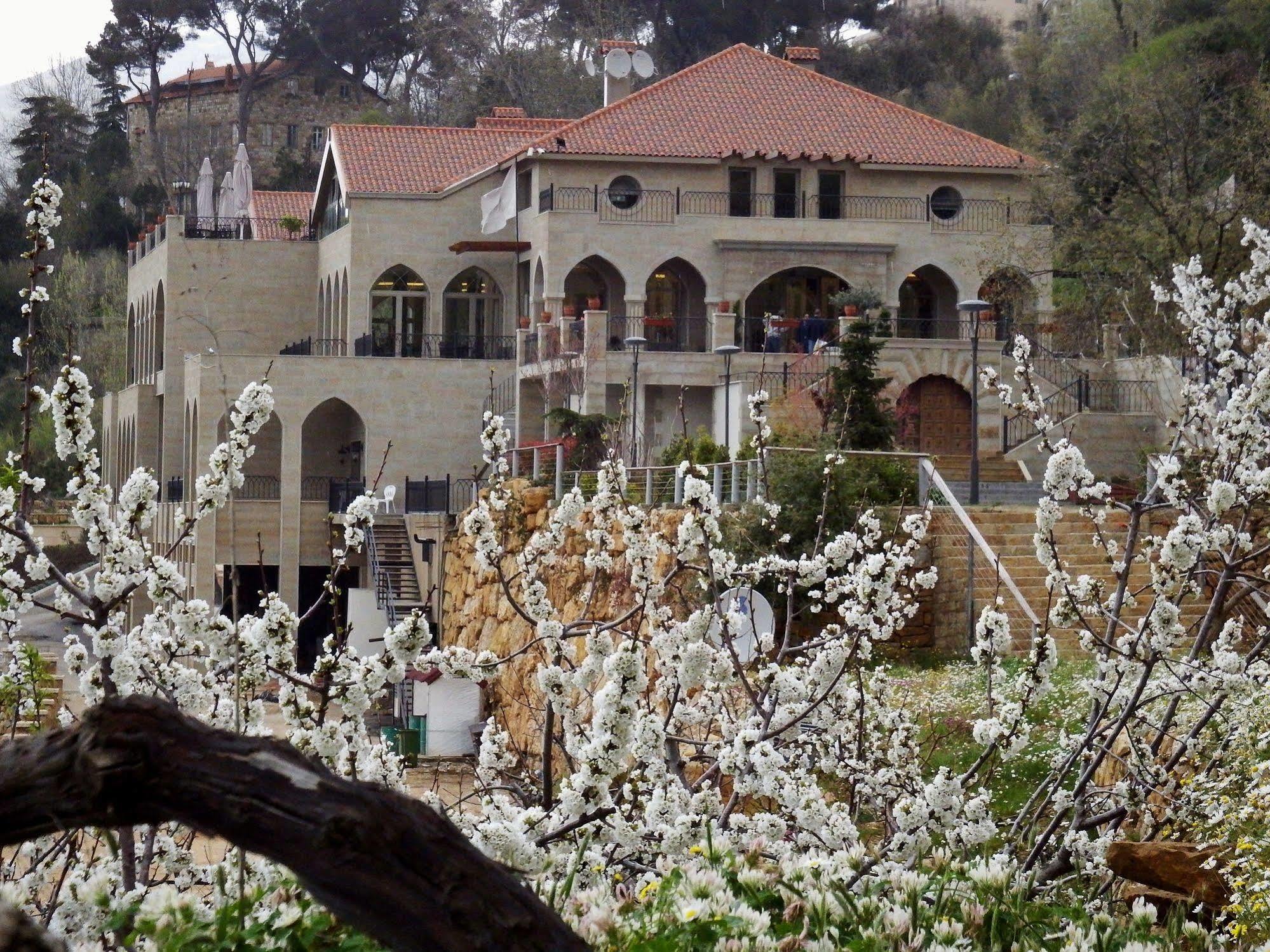 Cherry Blossom Boutique Hotel Bḩamdūn Buitenkant foto