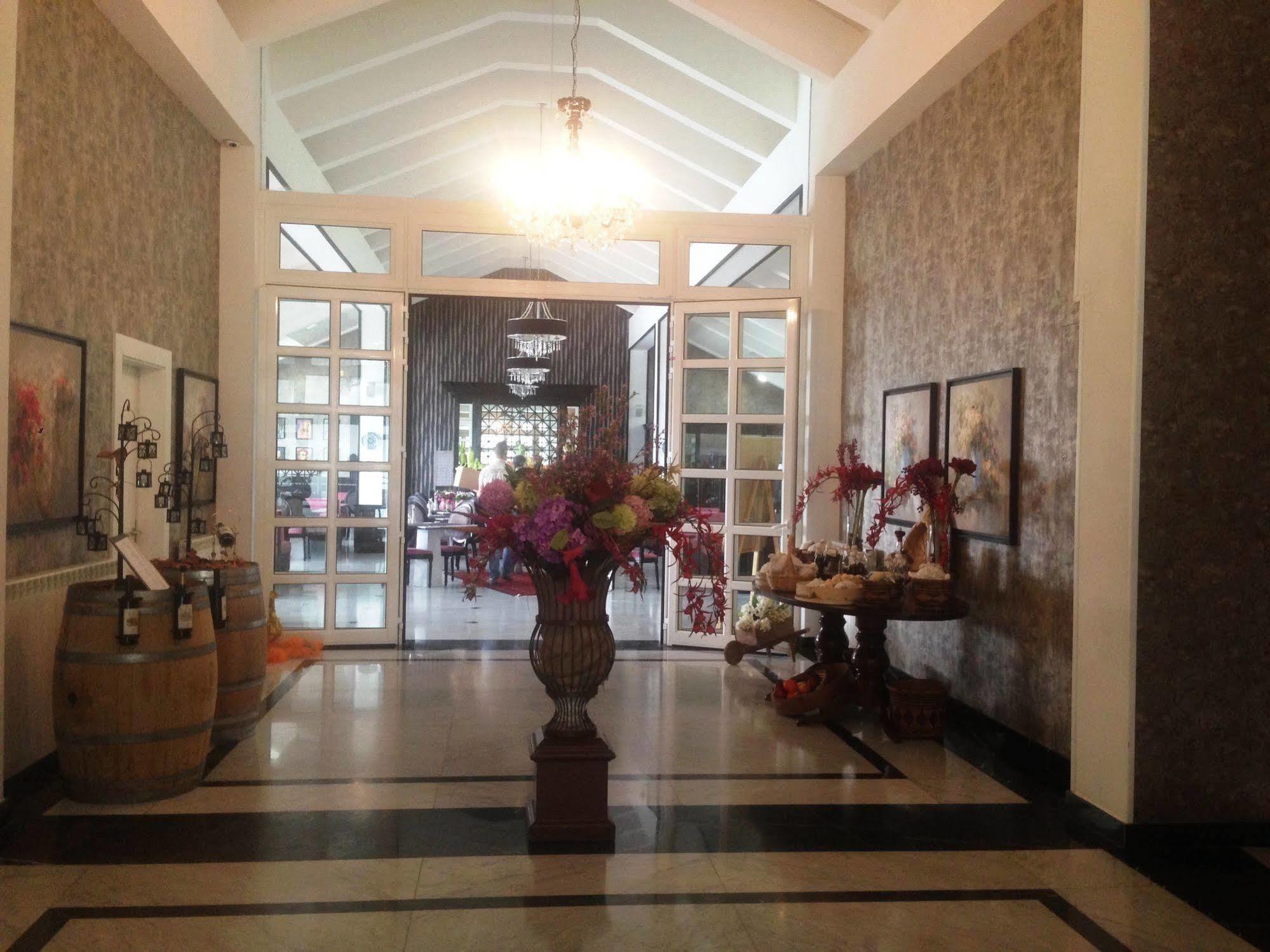 Cherry Blossom Boutique Hotel Bḩamdūn Buitenkant foto