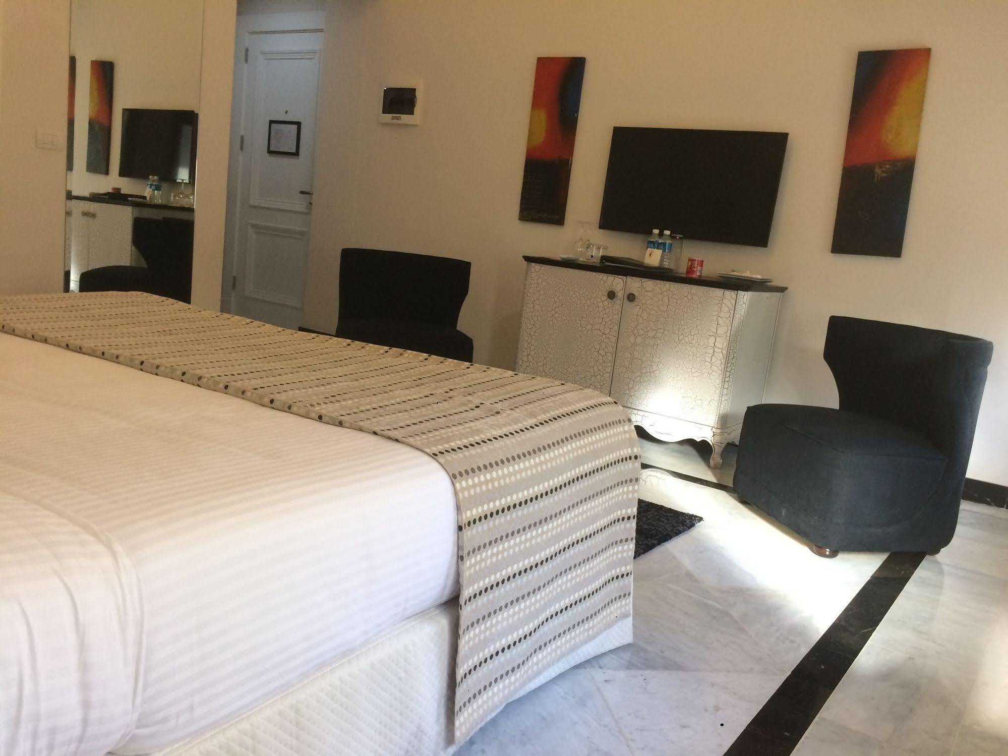 Cherry Blossom Boutique Hotel Bḩamdūn Buitenkant foto