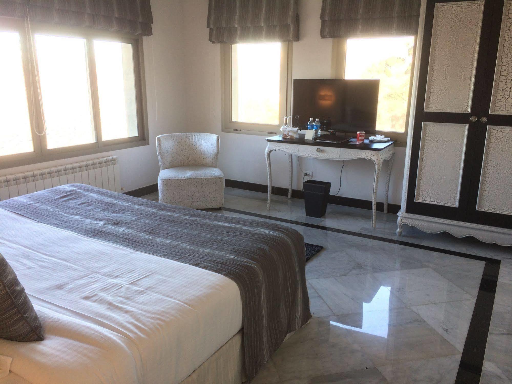 Cherry Blossom Boutique Hotel Bḩamdūn Buitenkant foto