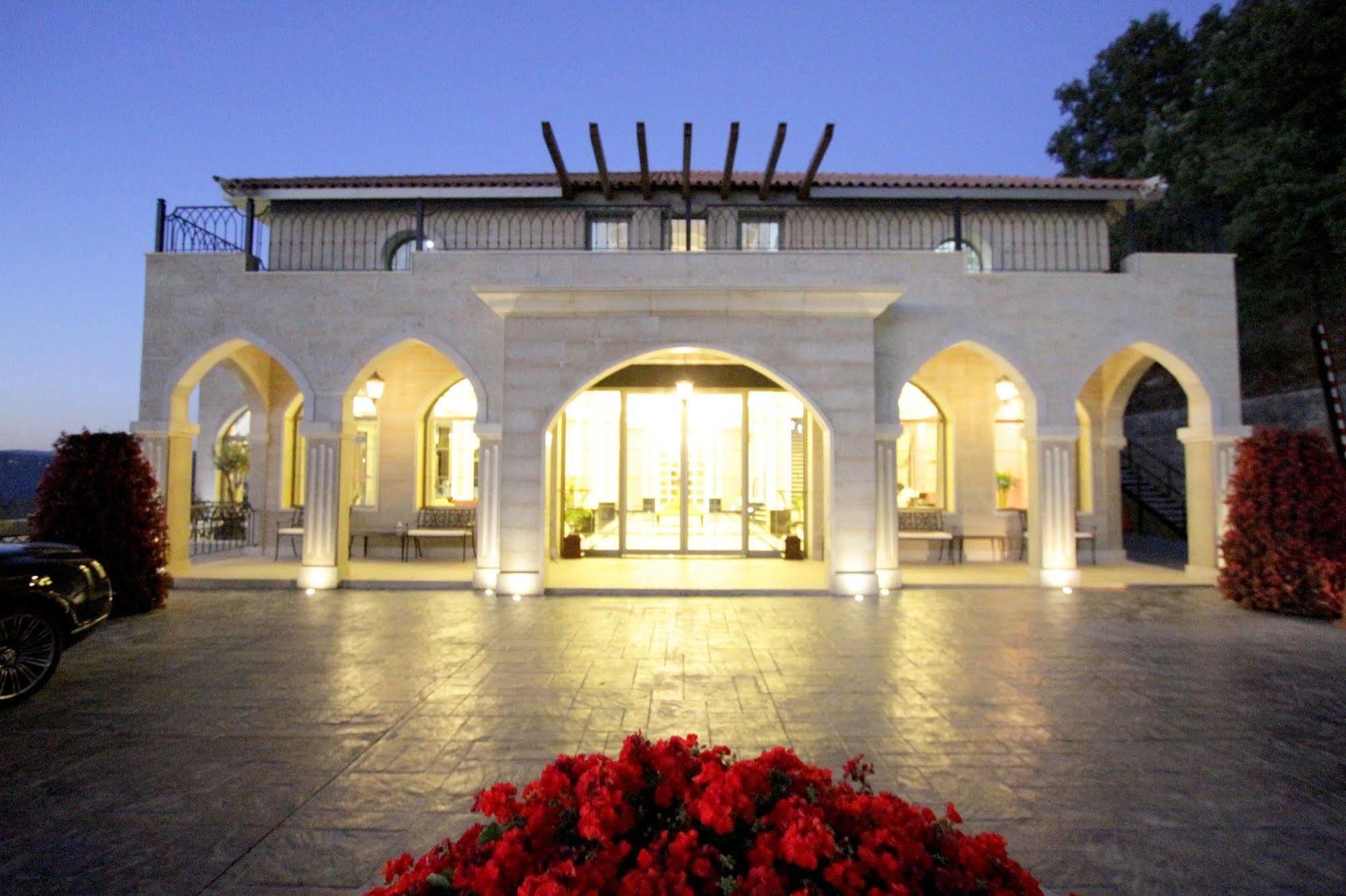 Cherry Blossom Boutique Hotel Bḩamdūn Buitenkant foto